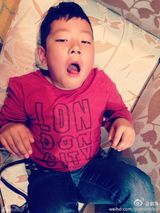 组图：石头馋巧克力 演技爆发卖萌扮中毒