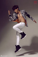 组图：刘洲成化身魅力型男 半裸拍宣传照