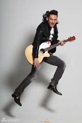 组图：娄淇变摇滚型男 俊朗外表尽显文艺范