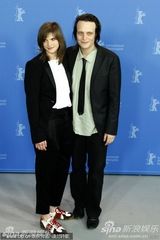 《除了我们还有谁》发布会 男星迪赫英伦范十足