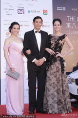 组图：汪诗诗表妹湛淇清红毯亮相粉裙美艳