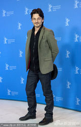 组图：《我，安娜》记者会 女主角夏洛特与导演搞怪