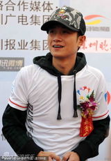 组图：李连杰与粉丝贴面自拍 文章墨镜助阵为爱奔跑