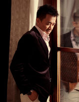 组图：王学兵《淑媛》杂志写真笑容温暖浪漫