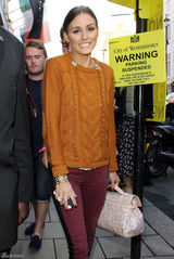 组图：奥利维亚-巴勒莫伦敦看秀 毛衣搭长裤