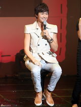 高清图：郑元畅赴韩国庆生 首尔延世大学会粉丝