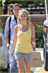 组图：布兰妮夏日穿大棉靴 露壮硕象腿