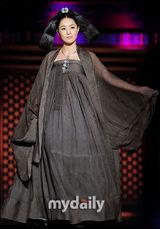 组图：韩片《后宫》6月上映 赵汝珍金东旭古装亮相