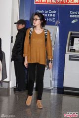 组图：长泽正美学生样抵港 秀中文问候新年