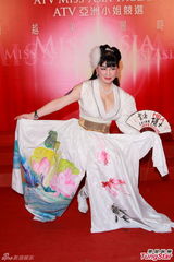 组图：宫雪花爆乳露底教书法 艳压低胸准亚姐