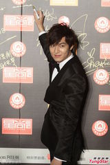 组图：关之琳张柏芝红毯比拼 李敏镐帅气亮相