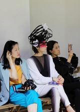 组图：尚雯婕亮相巴黎时装周 京剧脸谱造型抢眼