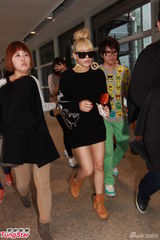 组图：韩团2NE1队长CL抵港 全程耍酷排场足