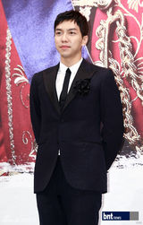 组图：李胜基河智苑出席《TheKing2hearts》发布会