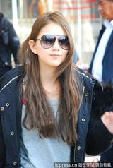 组图：周杰伦女友昆凌现身上海 黑超遮面笑容纯美