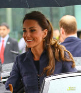 组图：威廉王子与准王妃共亮相 凯特秀迷人微笑