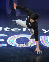 组图：原2PM成员朴宰范参加活动 大秀精彩街舞