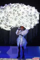 组图：孙燕姿橙发亮眼披黄金甲 许美静助阵