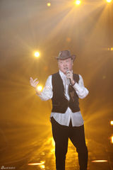 组图：周笔畅玩谢耳朵乐器 邓紫棋黑丝秀腿