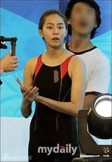 组图：韩星UEE金贤重录节目素颜高台跳水