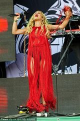 组图：丽塔-欧拉献唱音乐节布条裙性感逼人