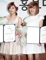 高清图：组合miss A任宣传大使 甜美装扮亲和亮相