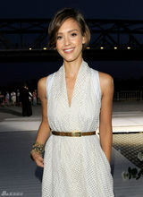 幻灯图集：杰西卡-阿尔芭白裙秀女人味 和伊万同台