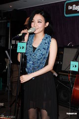 组图：范晓萱携母亲办音乐会泪洒现场