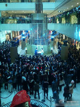 组图：吴奇隆帅气出席活动首唱《三寸天堂》