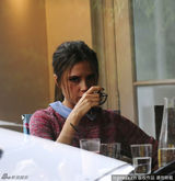 组图：贝嫂携友人喝下午茶 衣着时尚优雅迷人