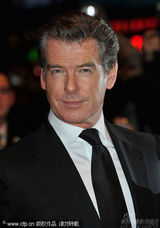 幻灯图集：《捉刀手》首映 准妈妈助阵布鲁斯南