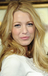 高清组图：布莱克-莱弗利镂空蕾丝礼服甜美亮相