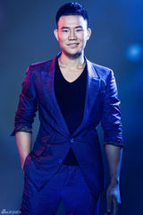 组图：谢孟伟蓝色魅惑尽显熟男魅力