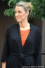 组图：莱弗利碎花裙赶拍《绯闻女孩》 搞怪表情不断