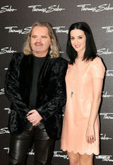 组图：凯蒂-佩里代言时尚饰品 浓妆艳抹如洋娃娃