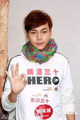 幻灯图：陈伟霆化身“饥馑天使” 与邓丽欣踢毽跳绳