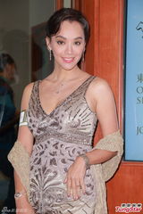 组图：陈法拉携港姐出席活动露背装艳压全场