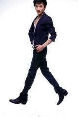 组图：许诺拍摄时尚大片 演绎动感青春