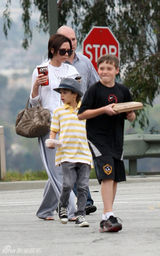 高清图：维多利亚携子观看《爱丽丝》 爱子兴奋难挡