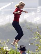 组图：泰勒空中弹跳孩子气 蓝色短裙修长美腿