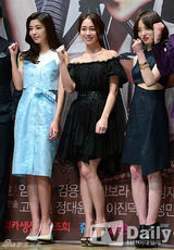 组图：《单身女》发布 李秉宪美娇妻演失婚女