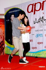 组图：周冬雨窦骁香港宣传《山楂树之恋》