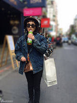 组图：小狐女夏梓桐台北街拍 小丸子发型酷劲足