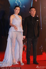 组图：刘嘉玲透视裙豪放 老公梁朝伟爱相随