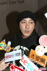 组图：张卫健再入院探母面色憔悴 5时结束疗程