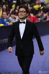 组图：天坛奖评委韩国导演姜帝圭现身蓝毯