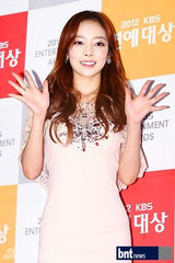 组图：刘在石UEE等韩众星亮相KBS演艺大奖红毯