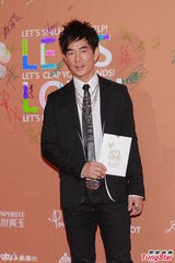 群星闪耀嫣然基金晚宴 王菲旗袍装与李亚鹏恩爱