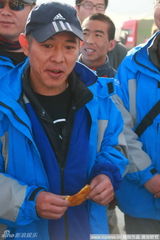 幻灯图集：李连杰抵玉树灾区 送去7车救援物资