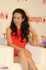 组图：莫文蔚度假归来春风满面 红裙彰显性感妩媚